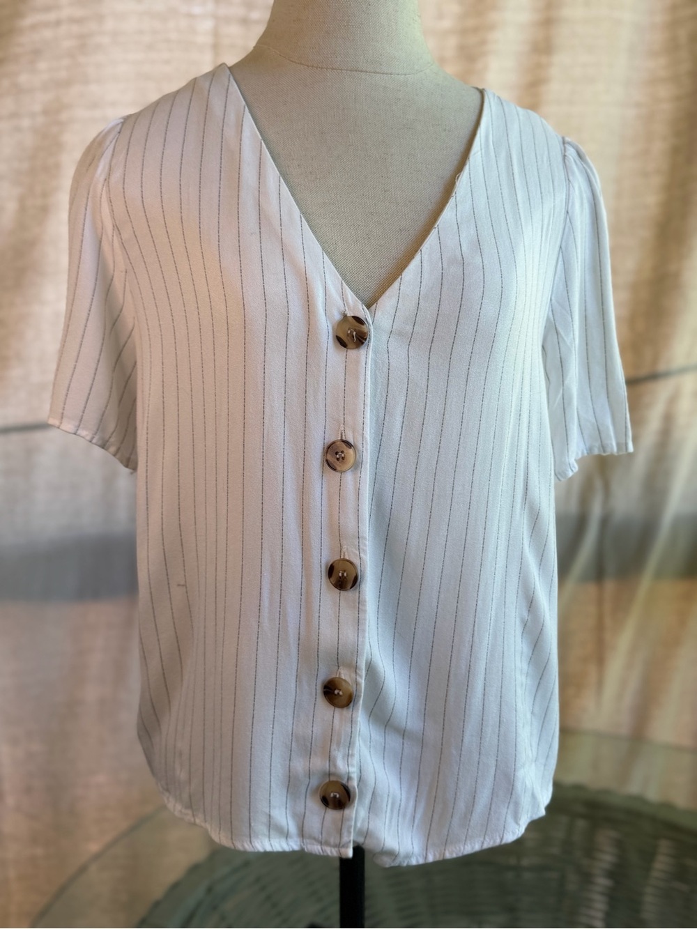 URBAN Romantics White Pinstriped Button-Front V-Neck Blouse
